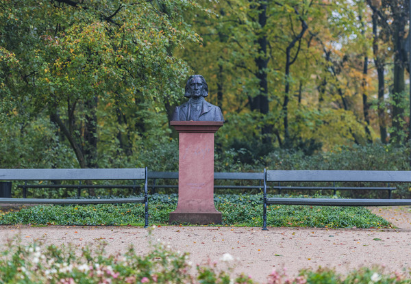 雕塑欣賞：華沙肖邦公園里的雕塑